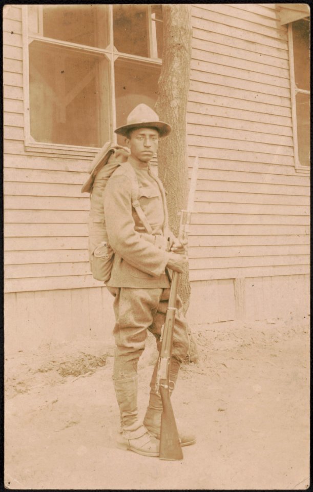 Unidentified African American soldier in uniform, cartridge belt, and campaign hat with bayoneted rifle and knapsack LCCN2017648691