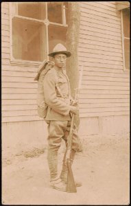 Unidentified African American soldier in uniform, cartridge belt, and campaign hat with bayoneted rifle and knapsack LCCN2017648691