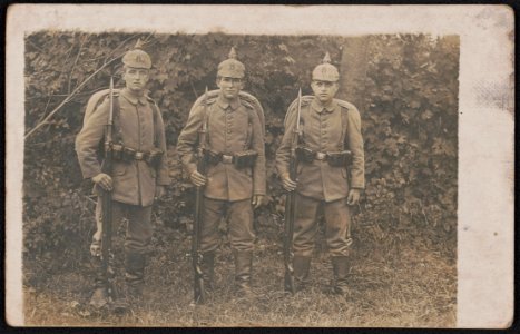 Unidentified German soldiers in uniform with bayoneted rifles LCCN2018646048