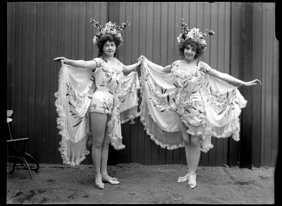 Unidentified dancers in the revue Hertiginnan av Danviken at Kristallsalongen 1906 - SMV - K016