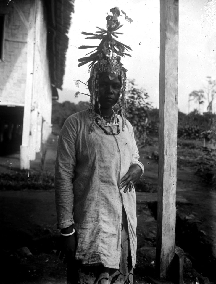 Ung mongondoukvinna smyckad till tandfilningsfesten. Sulawesi, Kabupaten Bolaang Mongondow, Menado - SMVK - 022196