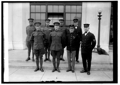Unidentified group of men in uniform), 11-8-21 LCCN2016845832