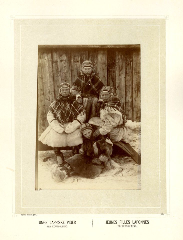Unge samiske jenter med pesk og skaller - Norsk folkemuseum - NF.15006-036