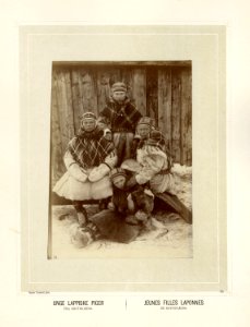 Unge samiske jenter med pesk og skaller - Norsk folkemuseum - NF.15006-036