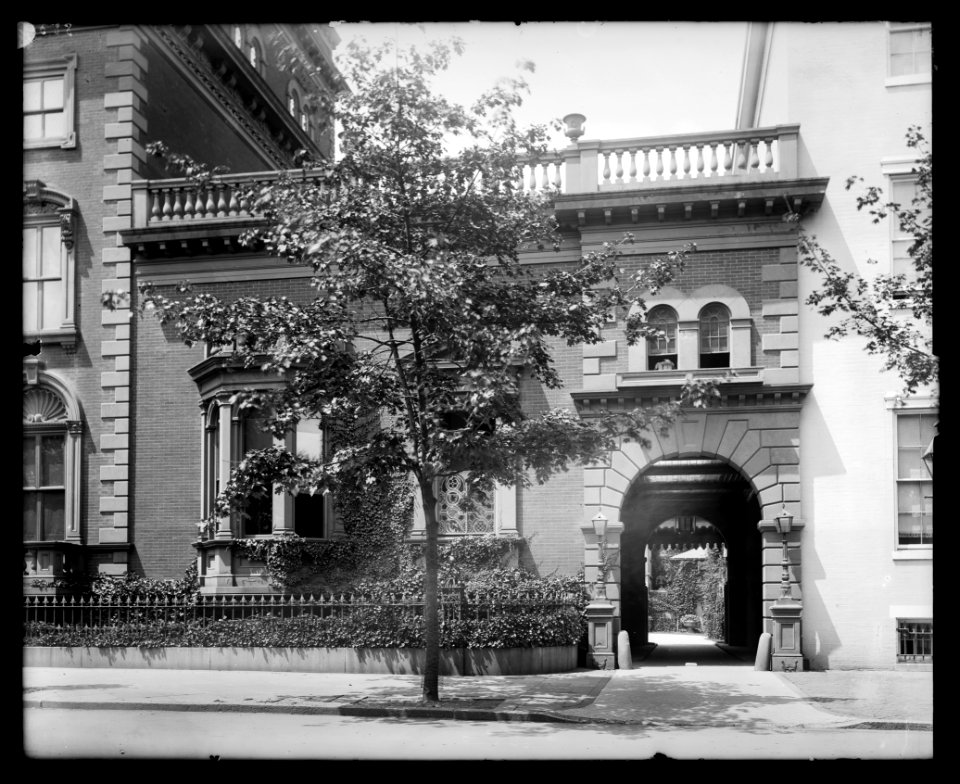 Unidentified house with one-story wing and porte cochere LCCN2017645686