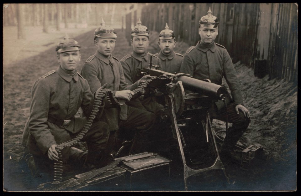 Unidentified German soldiers in uniform with 08-15 machine gun LCCN2018646050