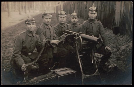 Unidentified German soldiers in uniform with 08-15 machine gun LCCN2018646050