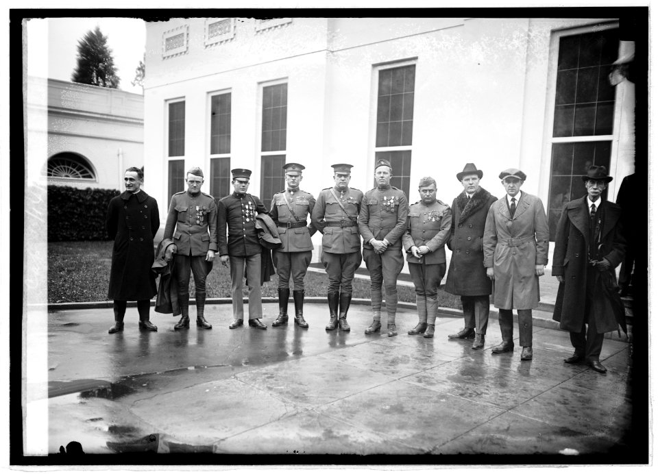 Unidentified group of men in uniform outside White House), 11-14-21 LCCN2016845842