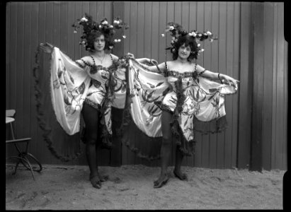 Unidentified dancers in the revue Hertiginnan av Danviken at Kristallsalongen 1906 - SMV - K015