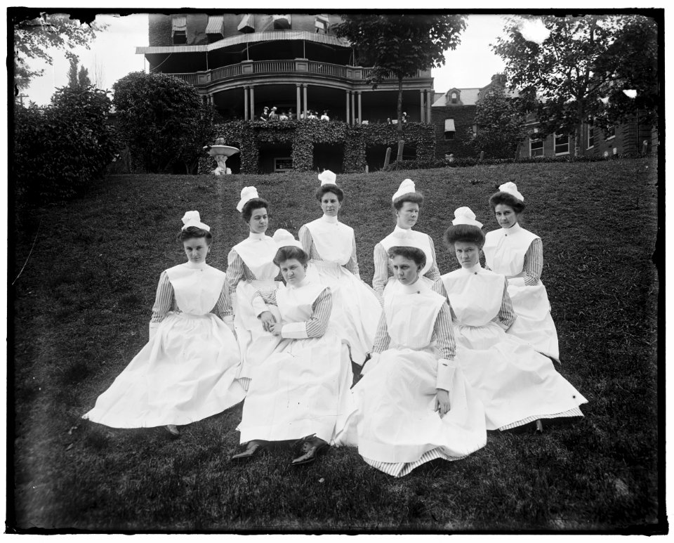 UNIDENTIFIED GROUP. WOMEN ON A LAWN LCCN2016862845