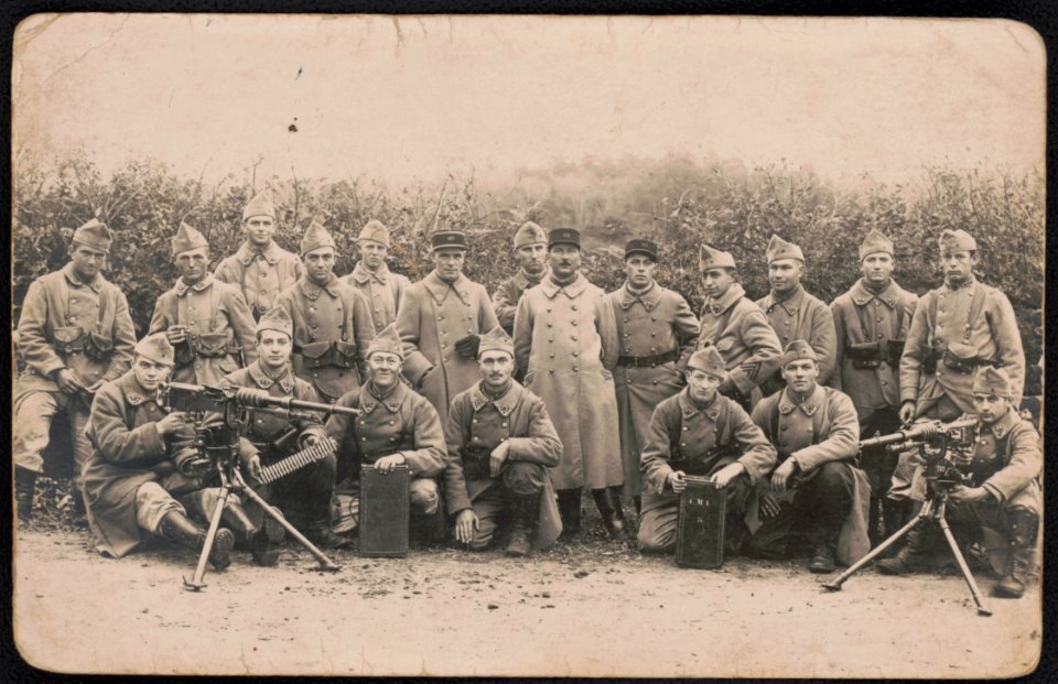 Unidentified French soldiers in uniform with Hotchkiss machine guns LCCN2018646049