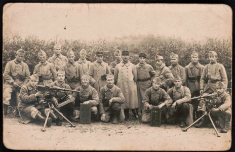 Unidentified French soldiers in uniform with Hotchkiss machine guns LCCN2018646049 photo