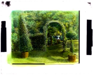 Unidentified house and garden, possibly Drumthwacket, Moses Taylor Pyne house, Princeton, New Jersey. Urn and topiary LCCN2008680089