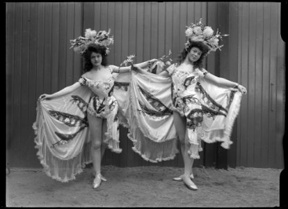 Unidentified dancers in the revue Hertiginnan av Danviken at Kristallsalongen 1906 - SMV - K017
