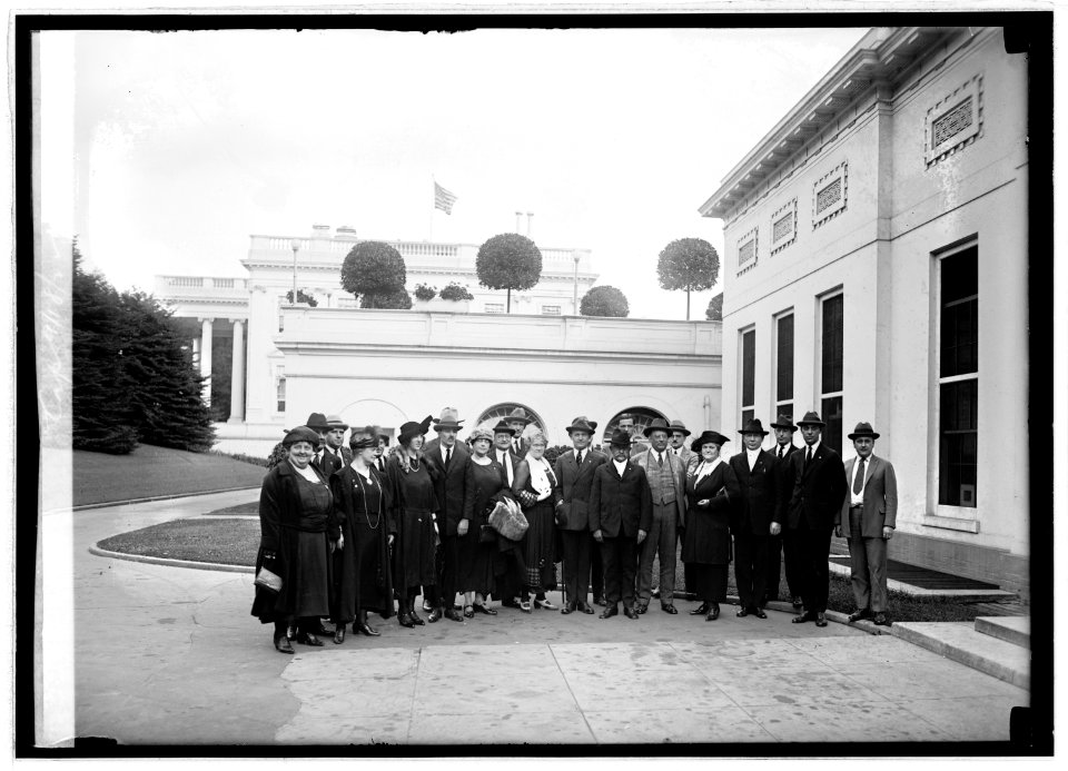 Unidentified group of men and women outside White House), 9-18-22 LCCN2016846697