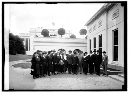 Unidentified group of men and women outside White House), 9-18-22 LCCN2016846697