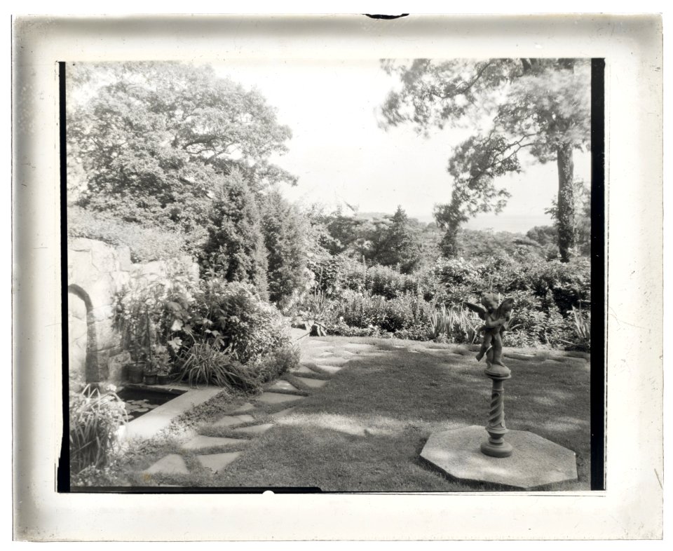 Unidentified house and garden. Wall fountain and sculpture LCCN2008680102