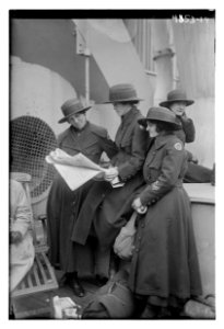 Unidentified men & women LCCN2014708536