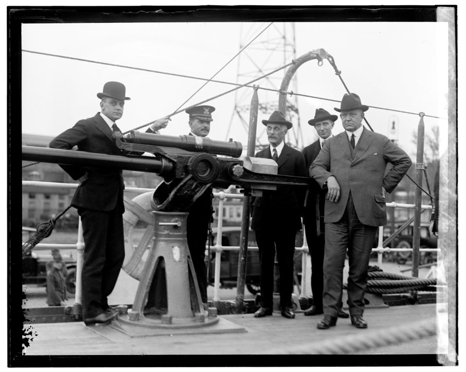 Unidentified men on ship LOC npcc.06082