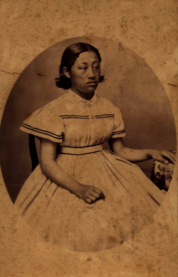 Unidentified seated Hawaiian girl, photograph by H. L. Chase, Mission Houses Museum Archives
