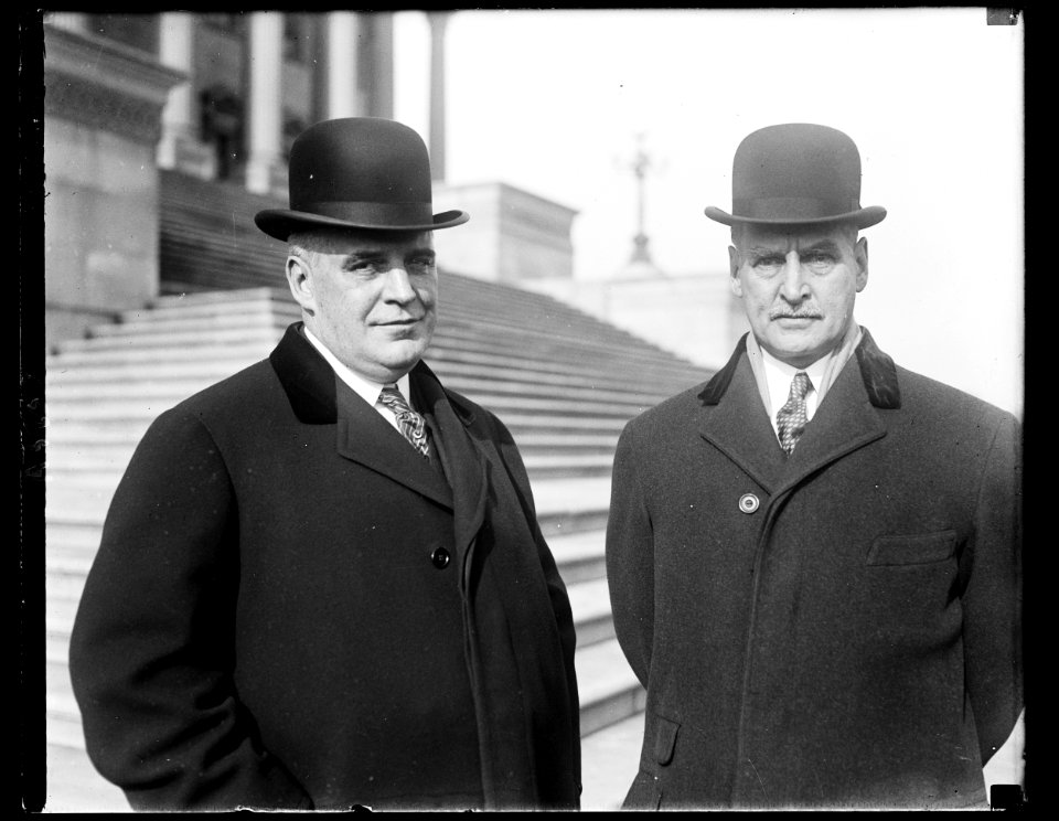 Unidentified men. U.S. Capitol, Washington, D.C. LCCN2016891115
