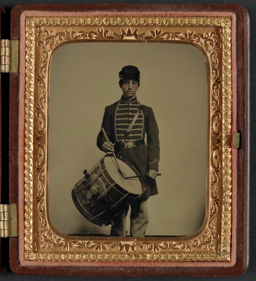 Unidentified soldier in Union uniform and Massachusetts belt buckle with drum LCCN2012646969