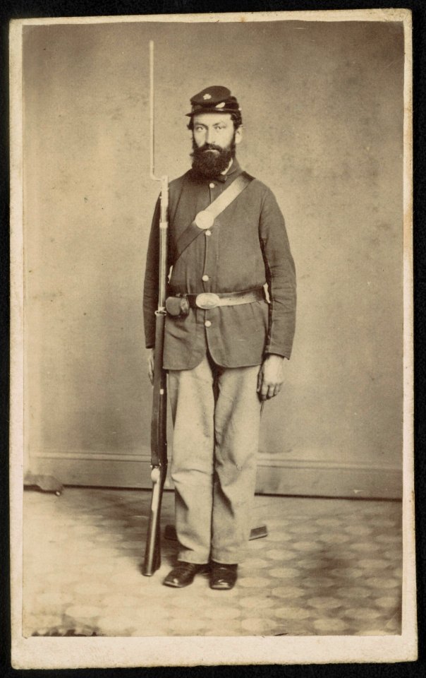 Unidentified soldier in Union uniform with bayoneted musket) - Evans & Prince, photographers, York, Pa LCCN2016649643
