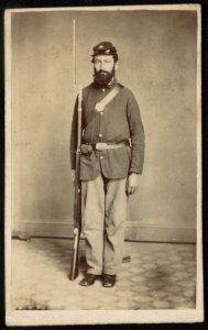 Unidentified soldier in Union uniform with bayoneted musket) - Evans & Prince, photographers, York, Pa LCCN2016649643