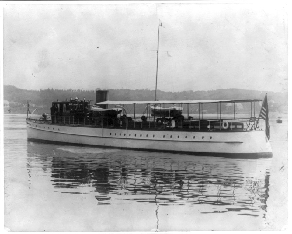 Unidentified yacht at Oyster Bay, L.I., N.Y., 1905; full, broadside view LCCN2007682445