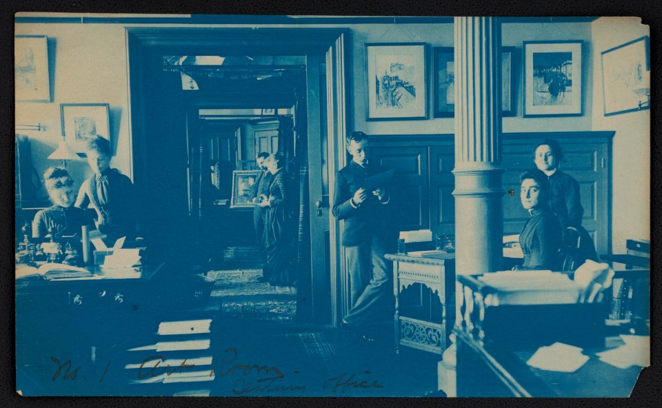 Unidentified women and men in the art room at Century Magazine, New York City LCCN2018645939