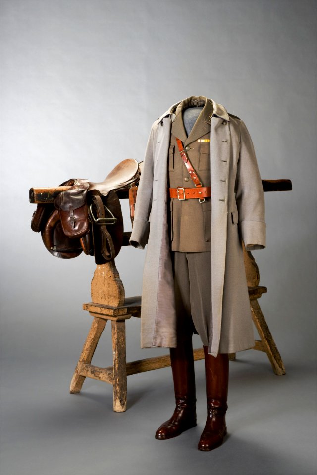 Uniformskappa, ridbyxor Generalstaben 1939, vapenrock, axelklaffar, sabelkoppel, stövlar - Livrustkammaren - 86536