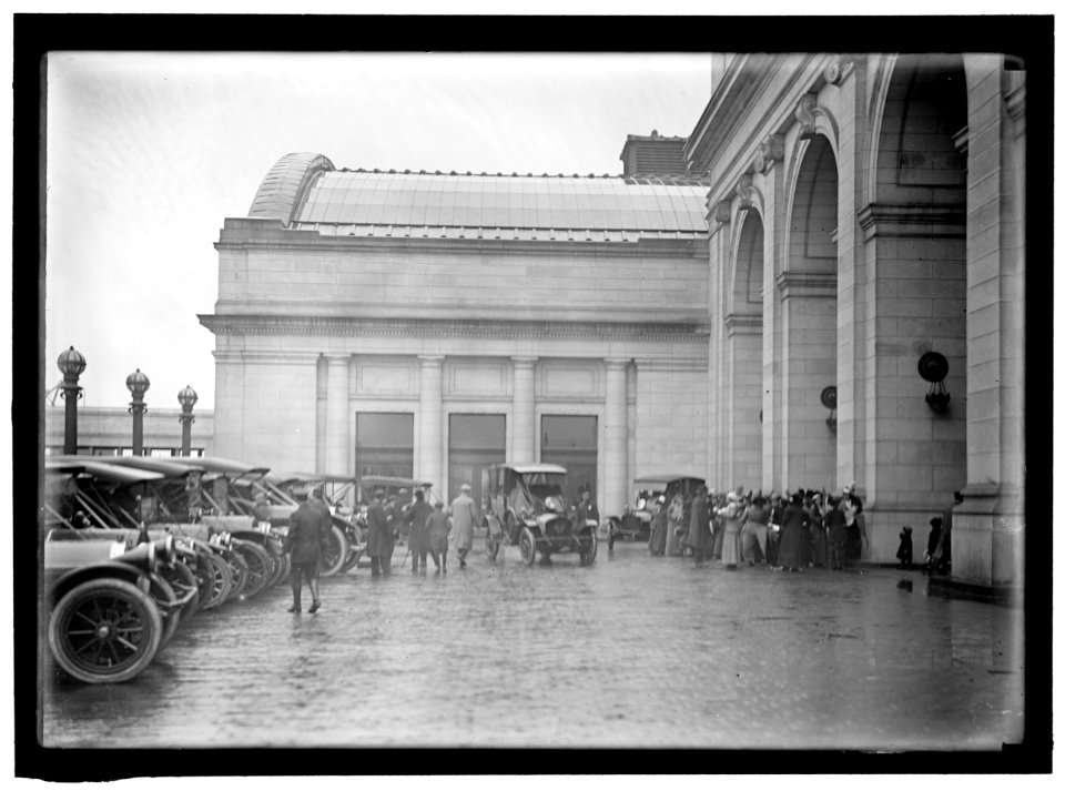 UNION STATION SCENE LOC hec.03417