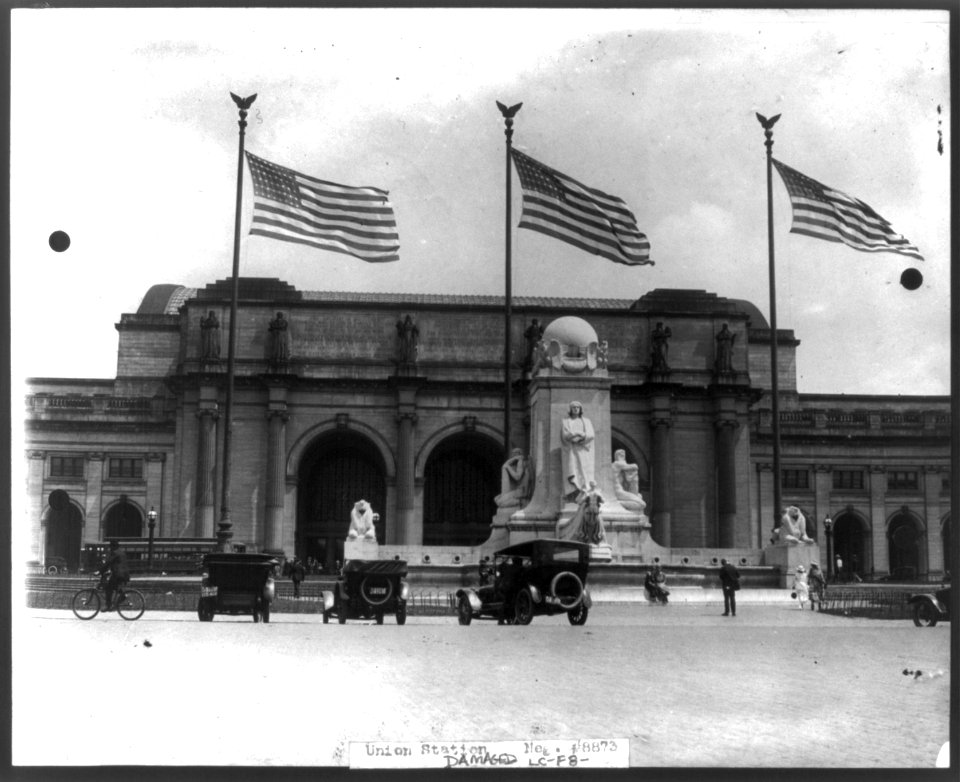 Union Station, Washington, D.C. - looking past Columbus Fountain (by Lorado Z. Taft) LCCN2001706340