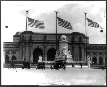 Union Station, Washington, D.C. - looking past Columbus Fountain (by Lorado Z. Taft) LCCN2001706340