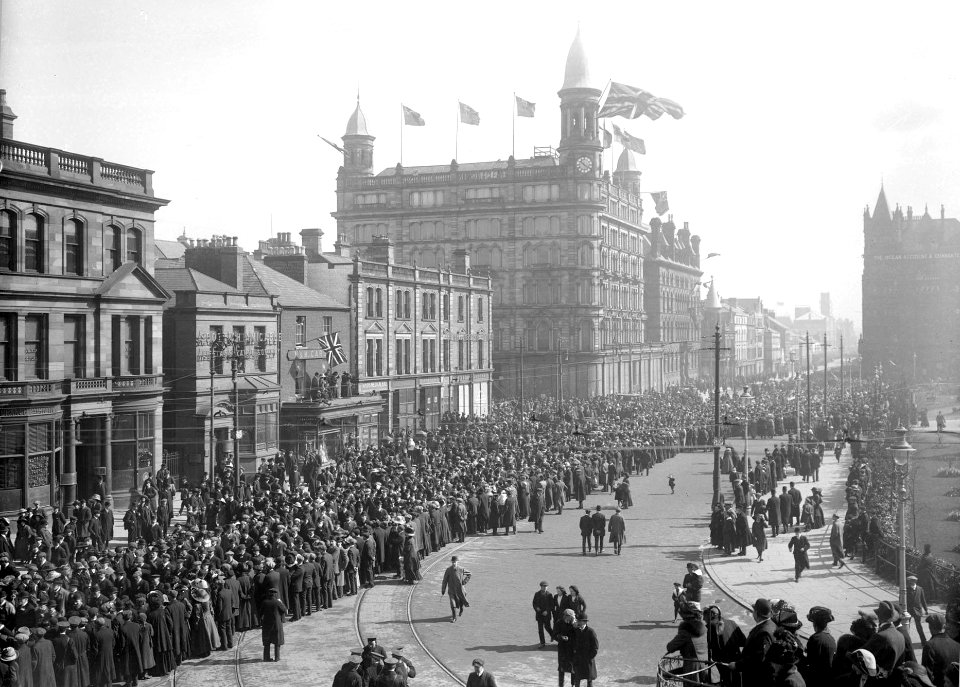 Unionist clubs marching down Donegall Square North, Belfast, 9 April 1912 (cropped)