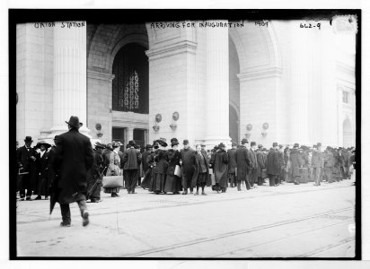 Union Station, crowd arriving for Inauguration, Washington, D.C LCCN2014683178