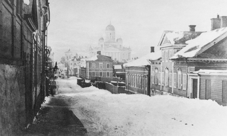 Unioninkatu 11. Talvinen katunäkymä Kaartinkaupungista, taustalla tuomiokirkko - N5678 - hkm.HKMS000005-km0000m8m7