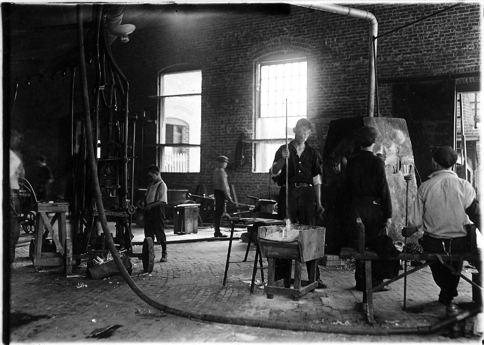Union Stopper Co. Plenty of small boys here. The one boy by the machine is a catching-up-boy. He seemed about 10 yeas... - NARA - 523092