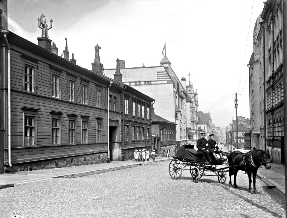 Unioninkatu 6, 8, 10 Palolaitoksen hevosambulanssi Unioninkatu 5 -n edessä - N193 (hkm.HKMS000005-km00331g)