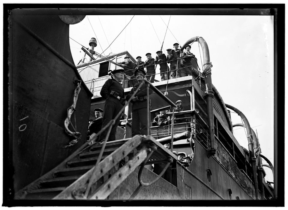 UNITED STATES NAVY. EITEL FRIEDRICH, GERMAN SHIP TAKEN OVER BY U.S.; CROWDED WITH CREWS OF CAPTURED SHIPS LCCN2016866238