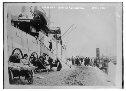 Unloading SEATTLE - Archangel LCCN2014708481