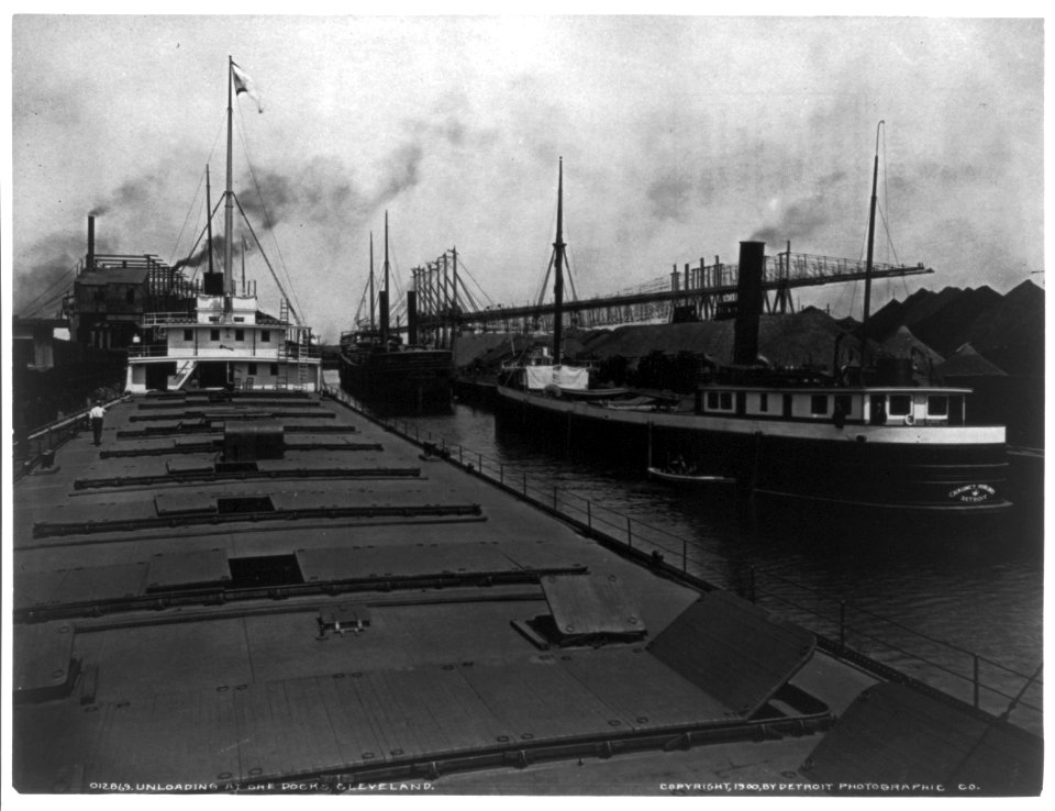 Unloading at ore docks, Cleveland LCCN2006679177