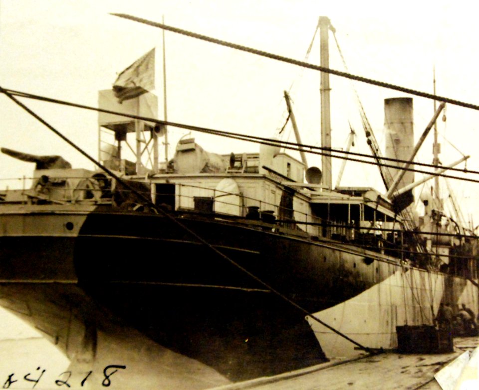 Unloading supplies from USS Ascutney, Russian Intervention, 1918-1920 (27423130143)