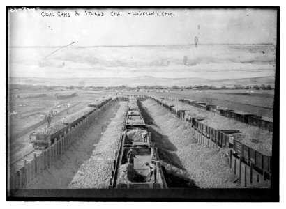 Unloading sugar beets from railroad cars, Loveland, Colorado LCCN2014690455