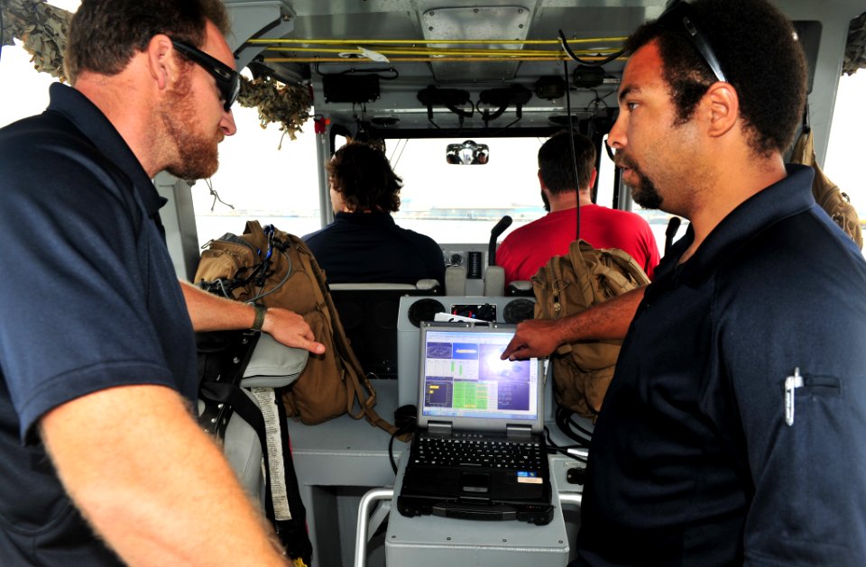Unmanned Underwater Vehicle operations 130501-N-CG436-102
