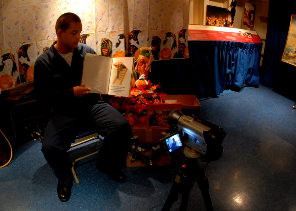 United Through Reading Program on USS George Washington DVIDS122859