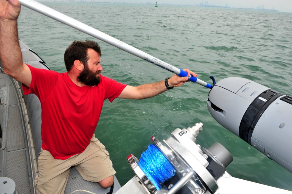 Unmanned Underwater Vehicle Operations 130501-N-CG436-096