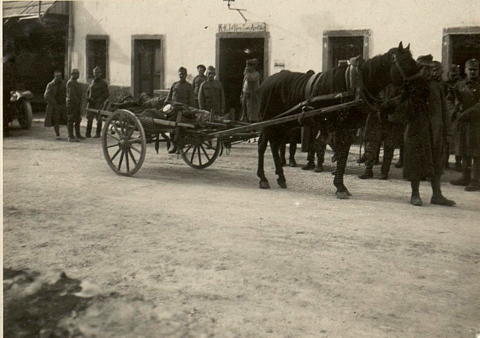 Unterbrett. Verwundetentransport durch den Raibler Stollen, Ankunft der Gebirgs-Sanitätskarren. (BildID 15470946)