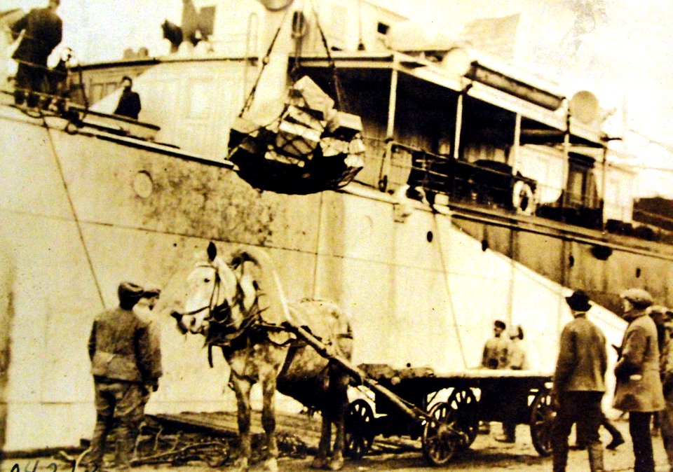Unloading supplies from USS Ascutney, Archangel, Russia, Russian Intervention, 1918-1920 (28037194935)