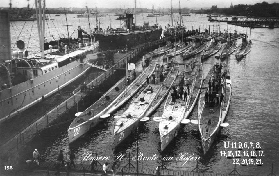 Unsere U-Boote im Hafen (Kiel 68.292)